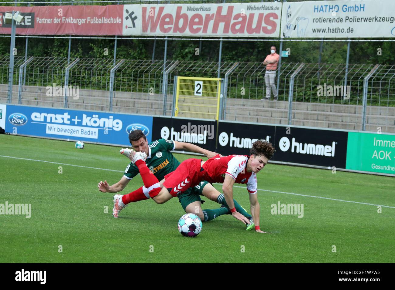 Bittere Bauchlandung: Noah Weißhaupt (SC Freiburg II) hat mit den ersten Matchpunkt bei der 0:1 Niederlage gegen Homburg vergeben - Fussball-RL SW 20- Stockfoto