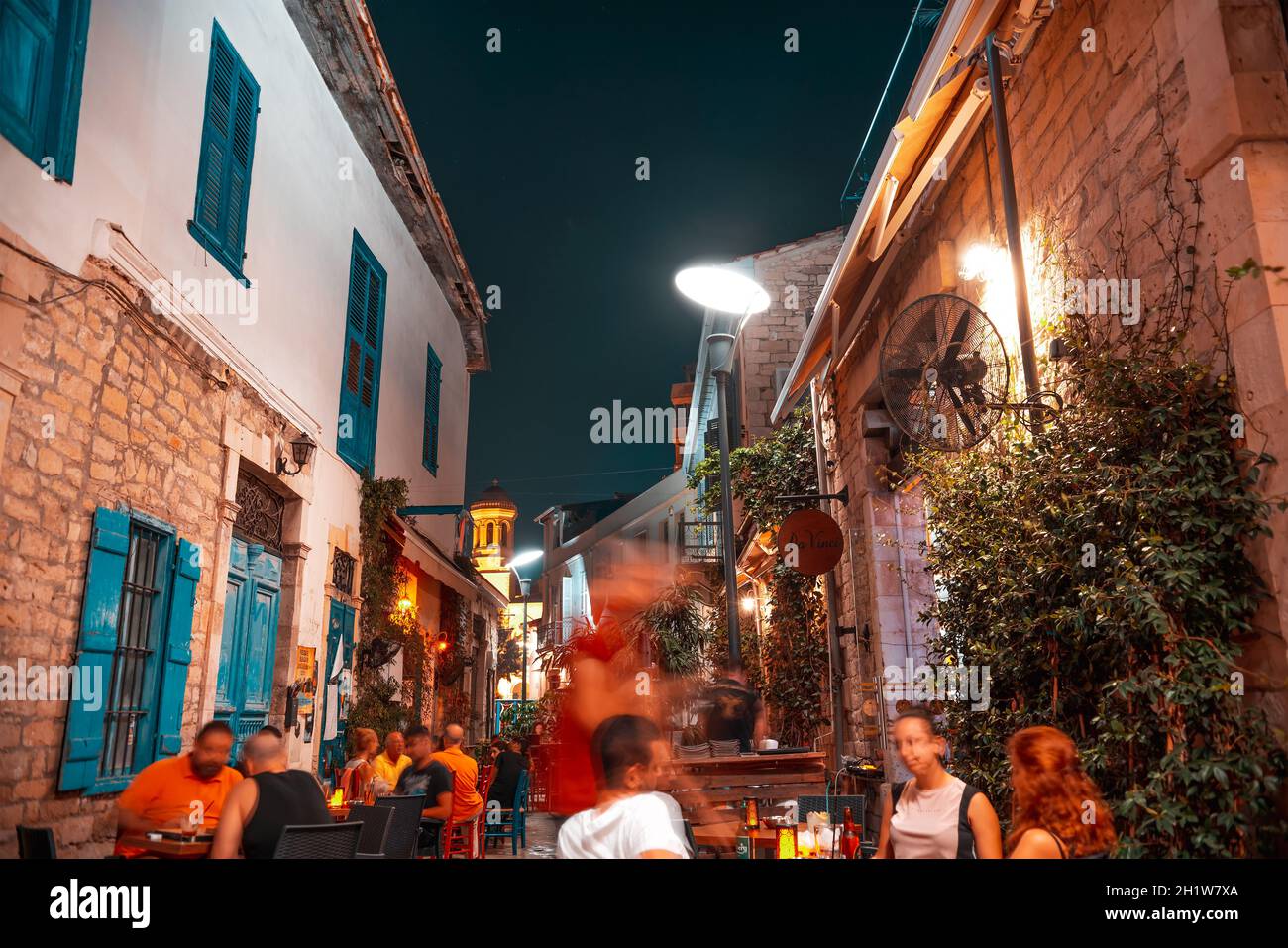 LIMASSOL, ZYPERN - 05. August 2019: Menschen im Restaurant im Freien in der Altstadt von Limassol Stockfoto