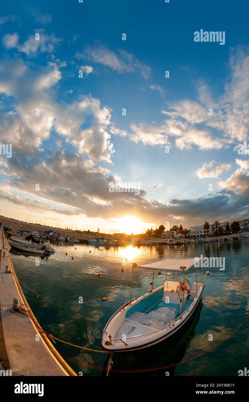Angelboot/Fischerboot bei Sonnenuntergang. Zypern Stockfoto