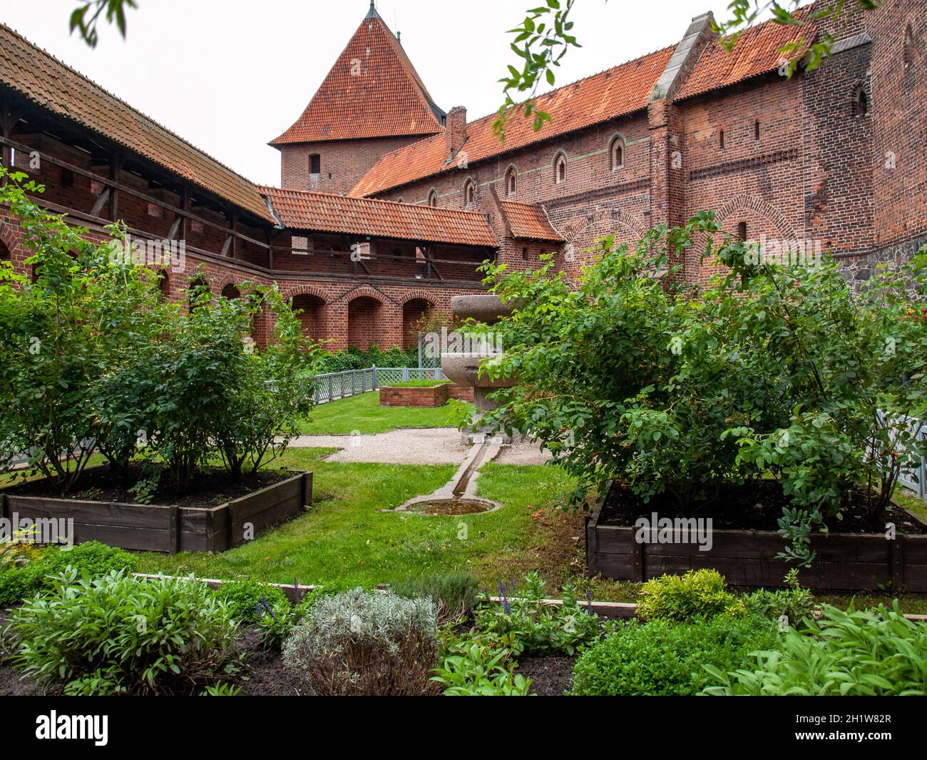 Malbork, Polen - 8. September 2020: Garten auf Schloss Malbork, ehemals Schloss Marienburg, Sitz des Großmeisters des Deutschen Ordens Stockfoto