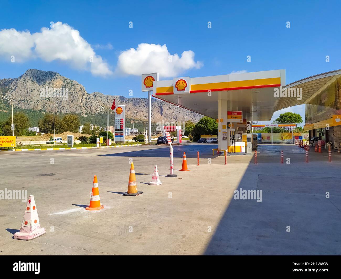 Antalya, Türkei - 11. Mai 2021: Shell-Tankstelle an sonnigen Tagen in Antalya, Türkei - 11. Mai 2021. Shell ist ein anglo-niederländischer multinationaler Öl- und Gaskonzern Stockfoto