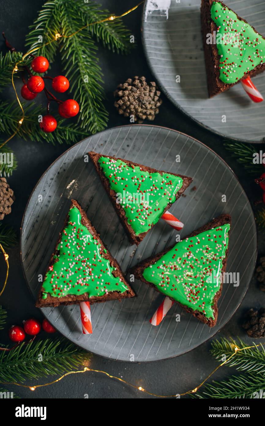 Grüner weihnachtsbaum aus Schokoladenbrownie. Weihnachten Spaß Essen. Nette Idee für Kinder für weihnachten Dessert. Draufsicht Stockfoto