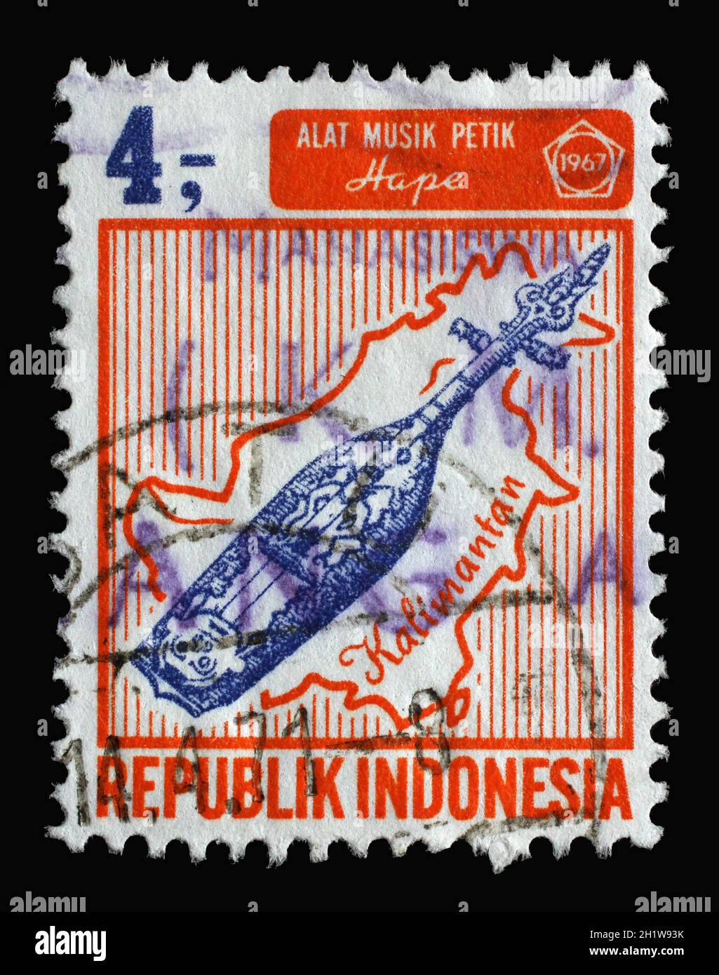 Stempel gedruckt in Indonesien zeigt Hape Musikinstrument und Borneo Insel, indonesische Inseln und Musikinstrumente, Serie, um 1967 Stockfoto