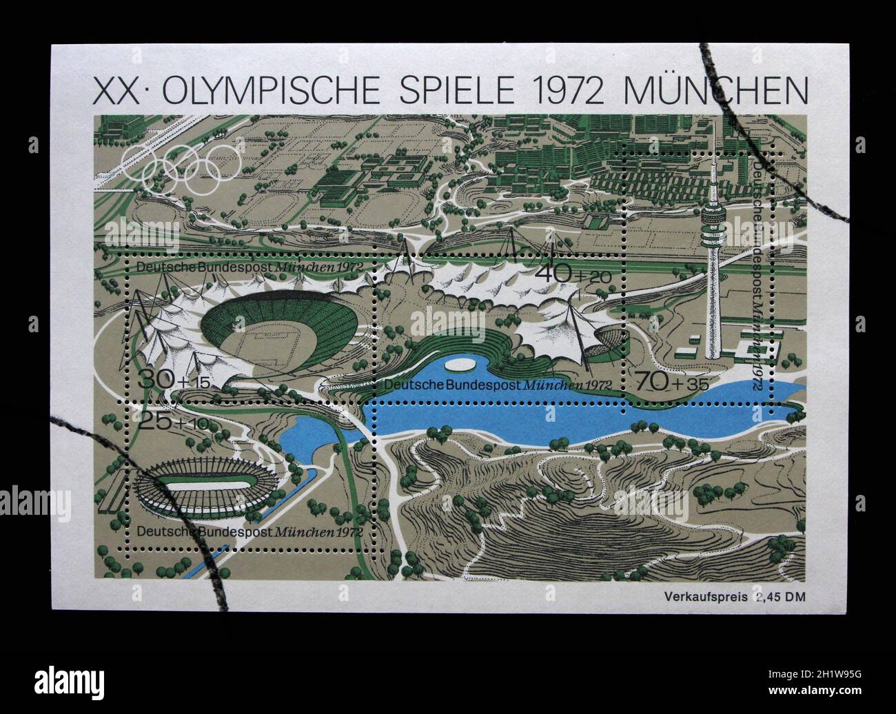 In Deutschland gedruckte Briefmarke mit dem Velodrom im Münchner Olympiapark, 1972 Olympische Sommerspiele in München, um 1972 Stockfoto