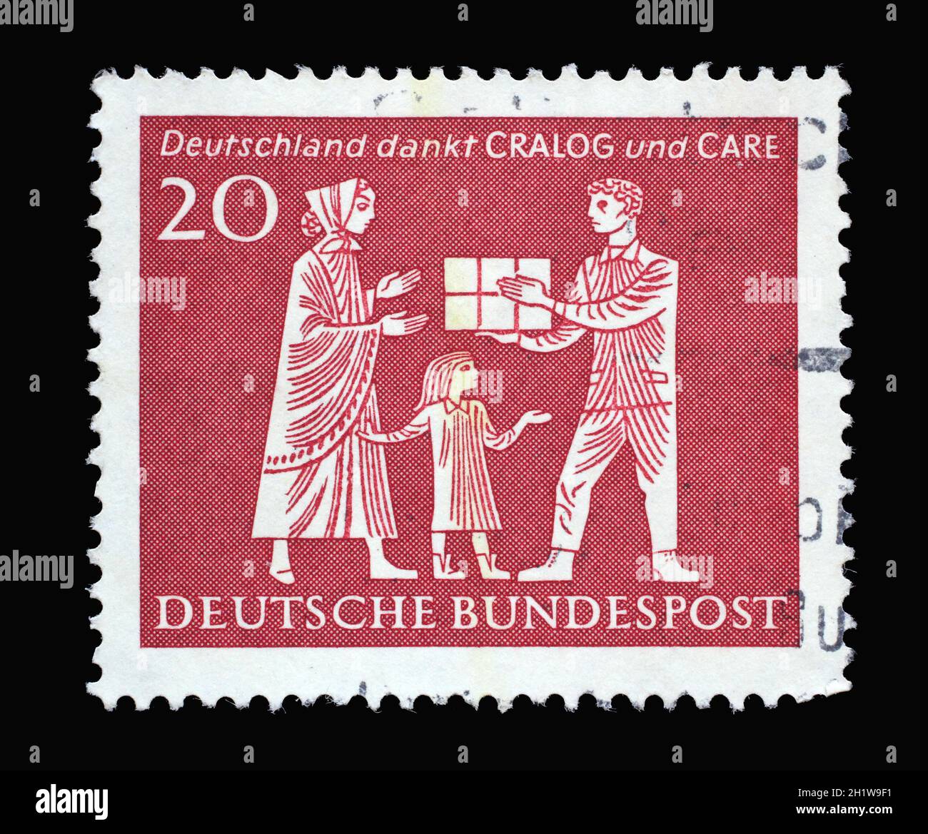 Die in Deutschland gedruckte Marke zeigt Mutter und Kind, die eine Geschenkschachtel erhalten, als Dank für die amerikanische Hilfe zwischen 1946 und 1962, um 1963 Stockfoto