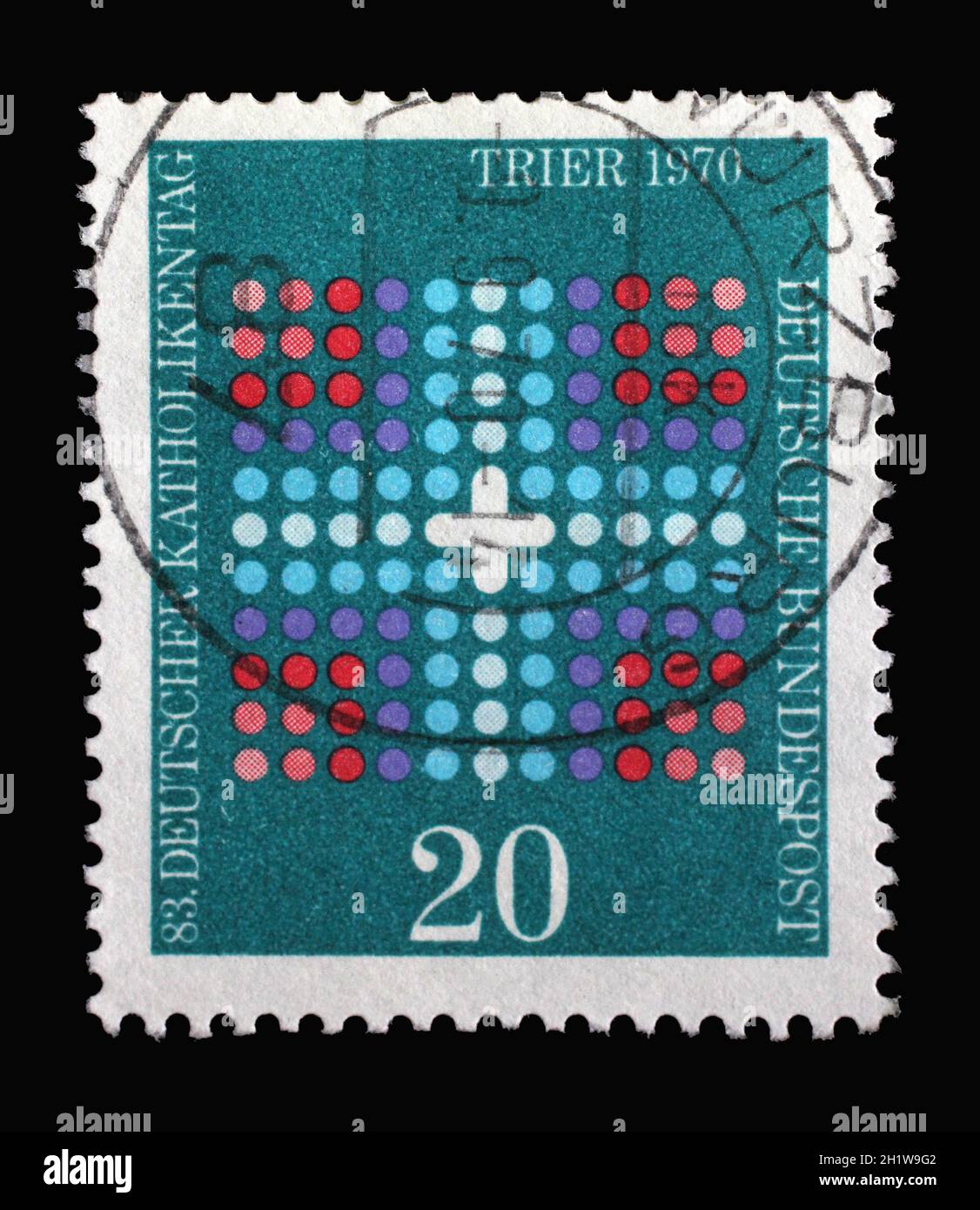 In Deutschland gedruckte Briefmarke zeigt stilisiertes Kreuz, 83. Deutscher Katholikentag in Trier, um 1970 Stockfoto