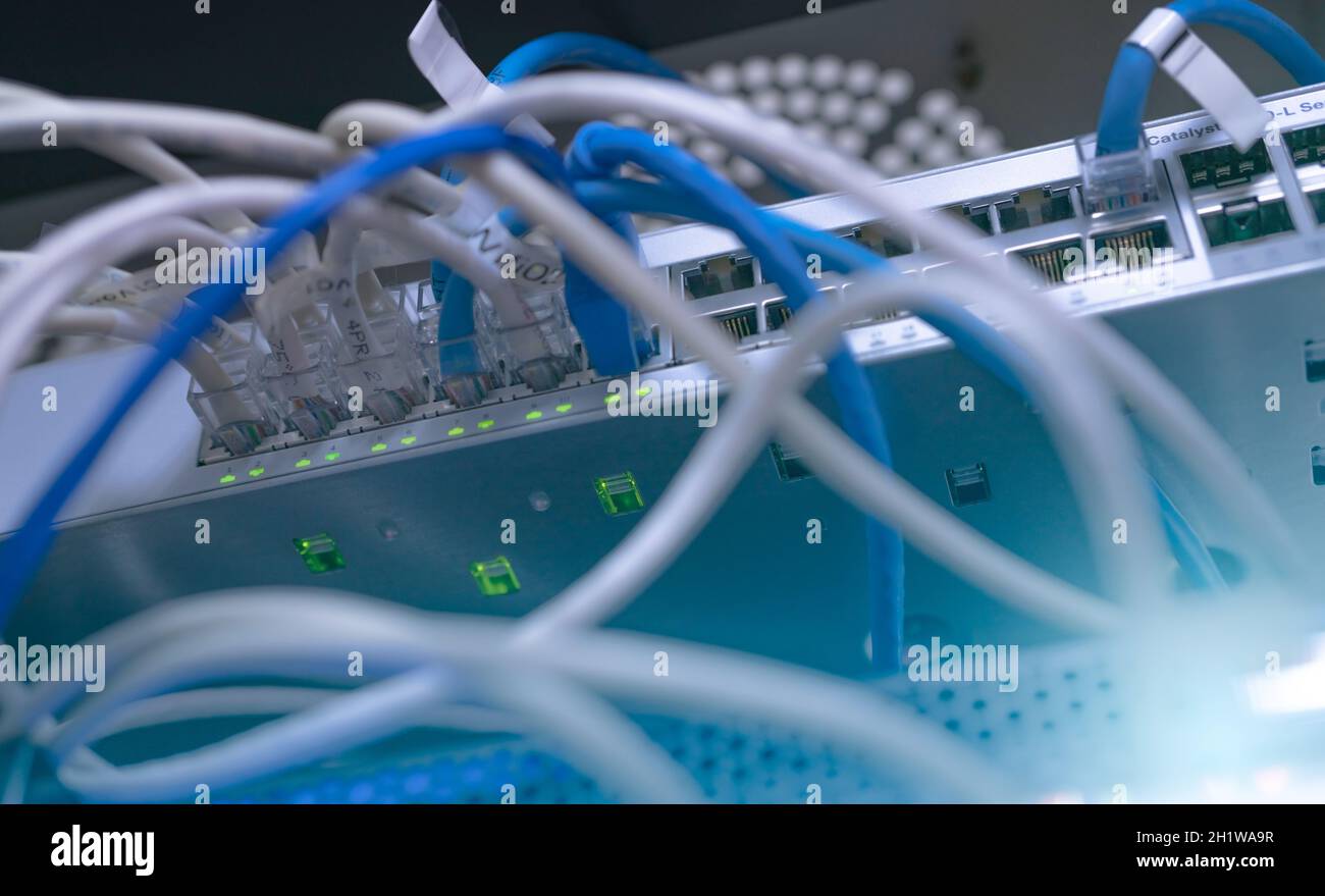 Netzwerk-Switch und ethernet-Kabel im Rechenzentrum. WiFi-Stecker des ...