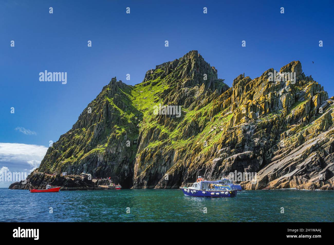 Kreuzfahrtboote mit Touristen, die auf die Insel Skellig Michael anlegen, auf der Star Wars gedreht wurde, UNESCO-Weltkulturerbe, Ring of Kerry, Irland Stockfoto