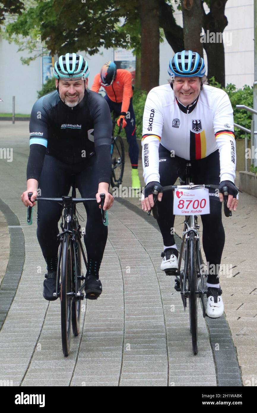 Bjoern Schroeder (Radrennfahrer), Uwe Rohde, Presse Start KinderHerz Radtour mit Uwe Rohde, AEZ Hamburg, 26.05.2021 Stockfoto