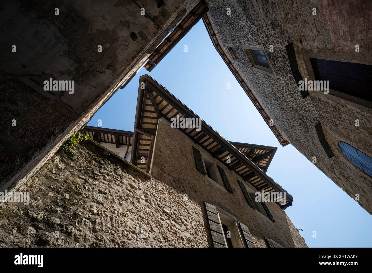 Spilimbergo, Italien. Juni 3 2021. Blick auf die Dächer am Eingang zum Schloss der Stadt Stockfoto