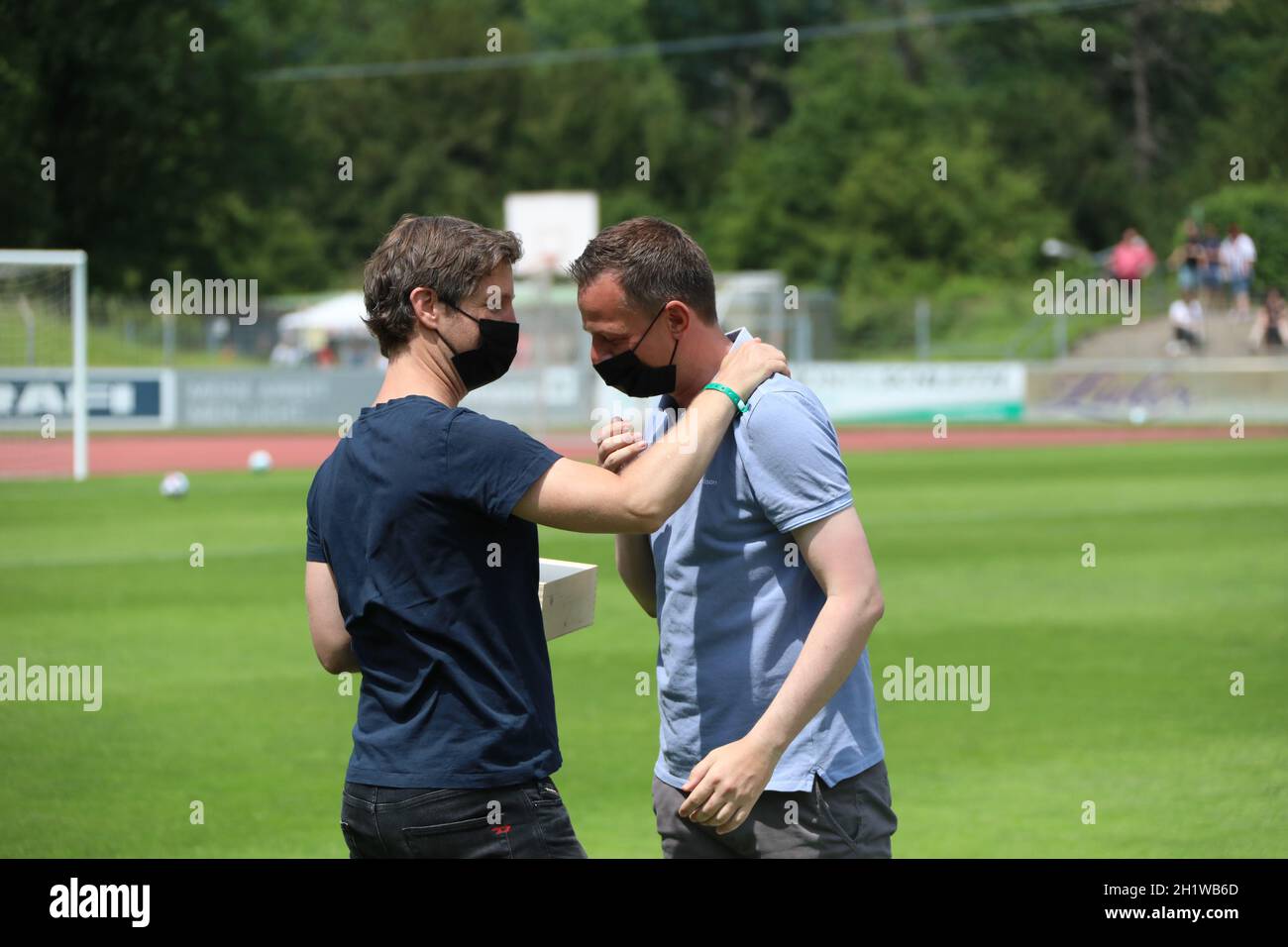 Sportlicher Leiter / Vorstand Sport Jochen Saier (Freiburg) überreicht dem scheidenden Trainer Christian Preußer ein Präsident vor dem Spiel der Fussba Stockfoto