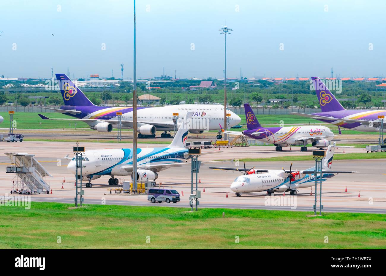 SAMUT PRAKAN, THAILAND-15. MAI 2021 : Frachtflugzeug auf dem Flugplatz im Flughafen geparkt. Frachtflugzeug von Thai Airways, Thai Smile Airline und Bangkok A Stockfoto