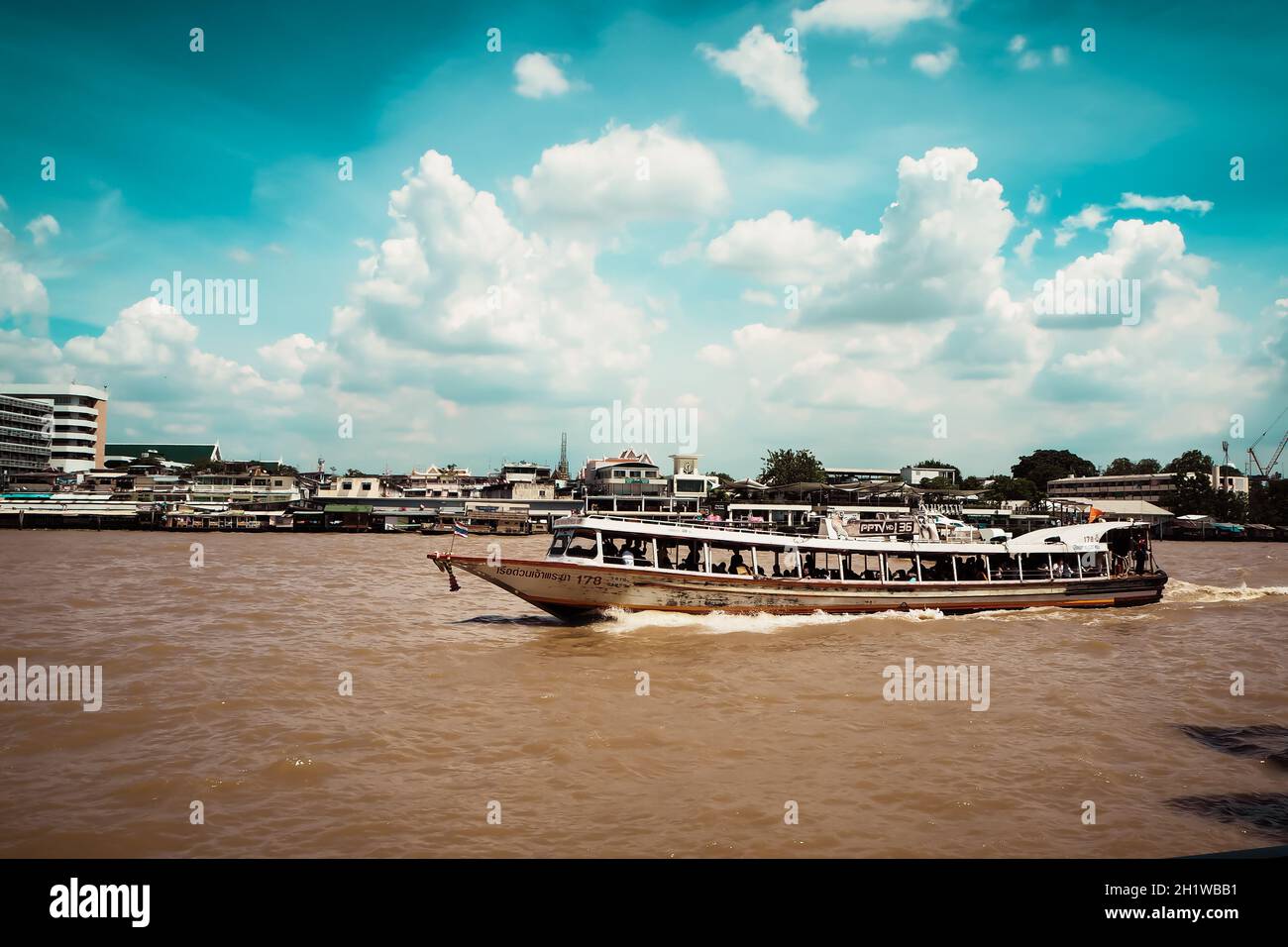 Januar 2019 Bangkok, Thailand, Fähre, Taxi Boot in den Fluss Chao Phraya in Bangkok, Thailand. Stockfoto