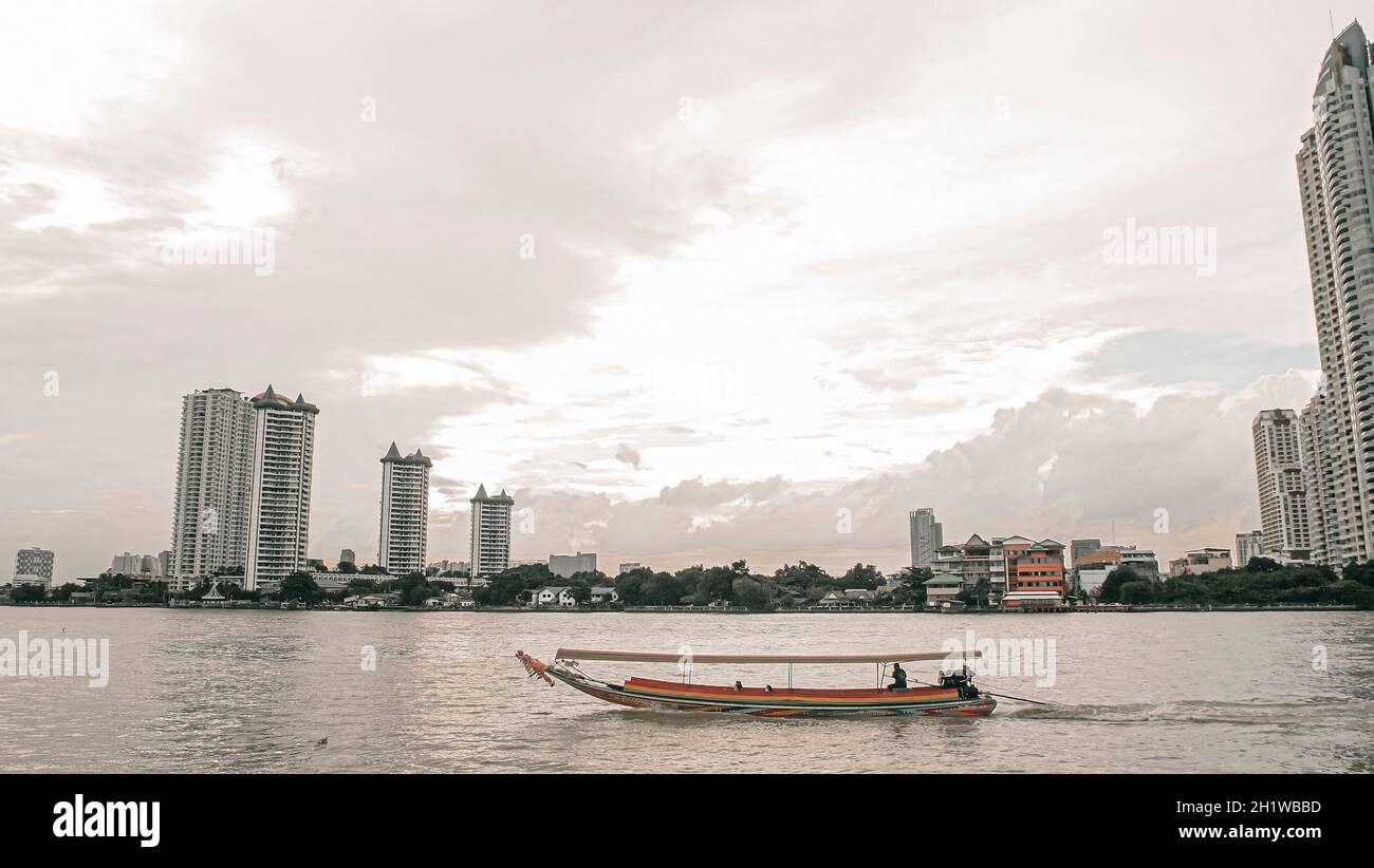 November 2019. Bangkok Thailand lange Schwanz Boot dient Menschen und Touristen entlang Chao Phraya River Stockfoto