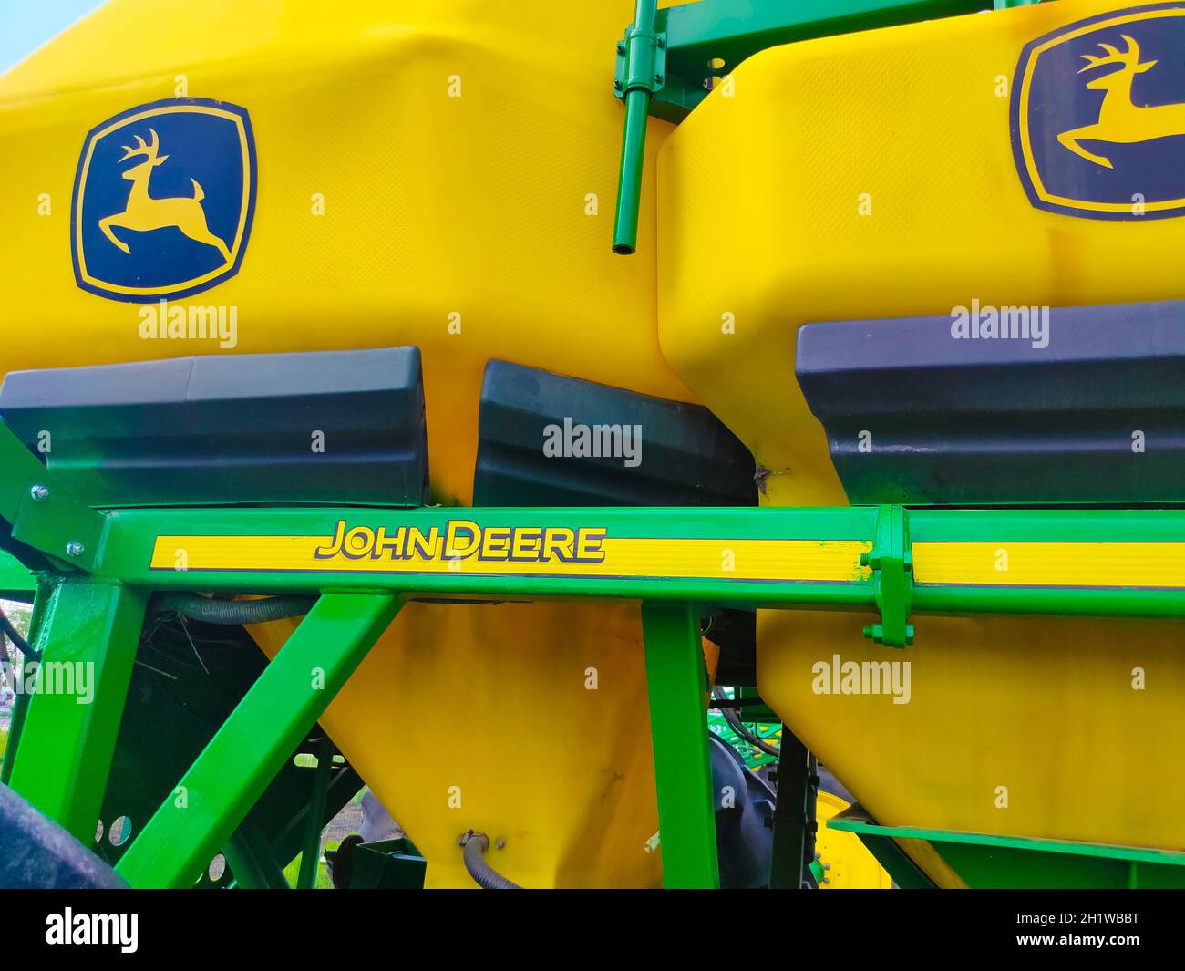 Kiew, Ukraine - 24. August 2020: Pneumatischer Anhänger der pneumatische Saatlader John Deere 1910 ist am 24. August 2020 in Kiew, Ukraine, unterwegs. Landwirtschaftlicher mac Stockfoto