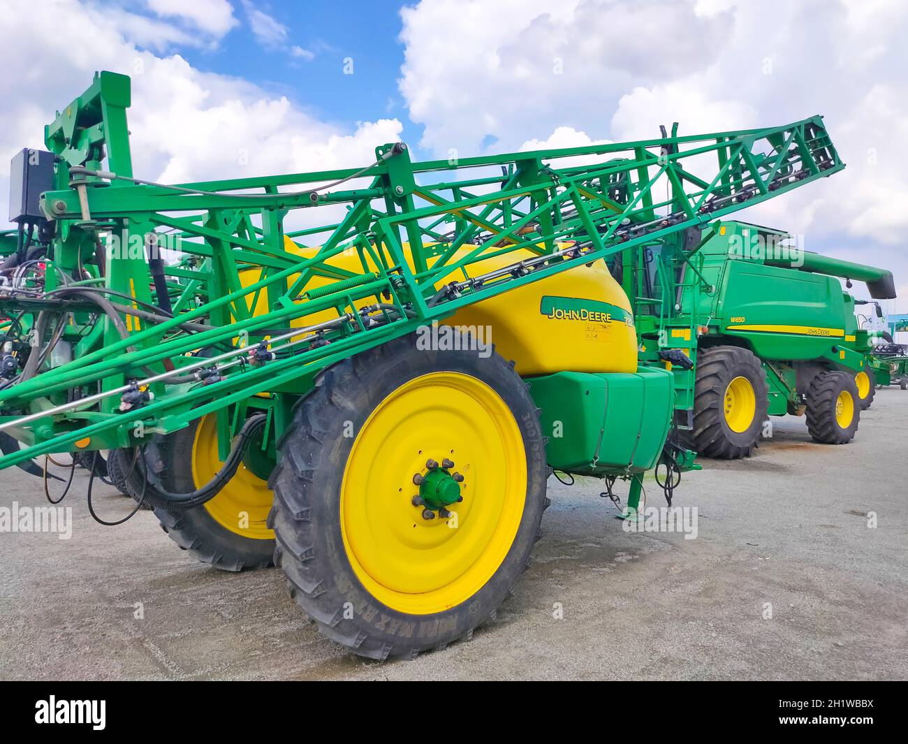 Kiew, Ukraine - 24. August 2020: Pneumatischer Anhänger der pneumatische Saatlader John Deere 1910 ist am 24. August 2020 in Kiew, Ukraine, unterwegs. Landwirtschaftlicher mac Stockfoto