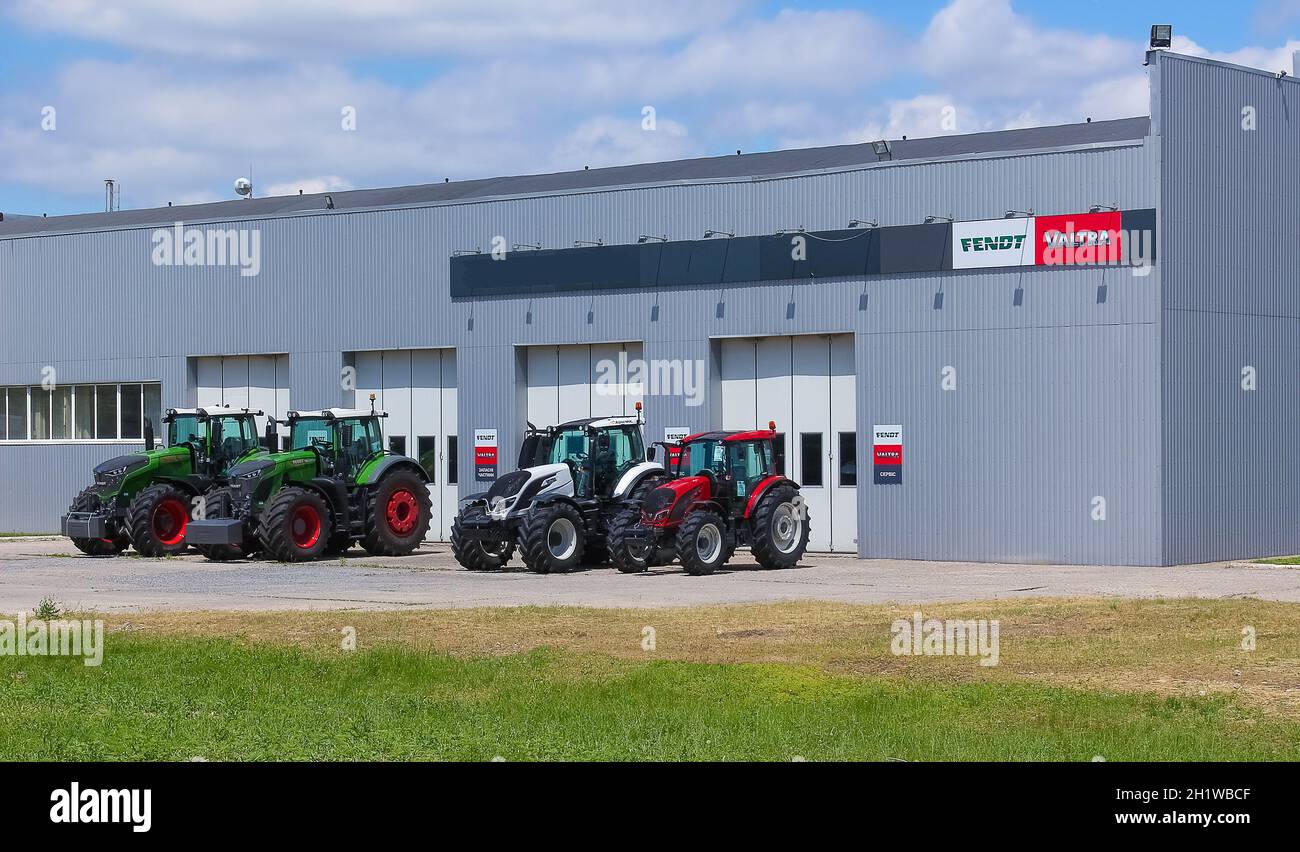 Kiew, Ukraine - 30. Mai 2021: Die farbenfrohen roten Traktoren von Fendt und Valtra. Das Konzept Landwirtschaft, Landwirtschaft Stockfoto