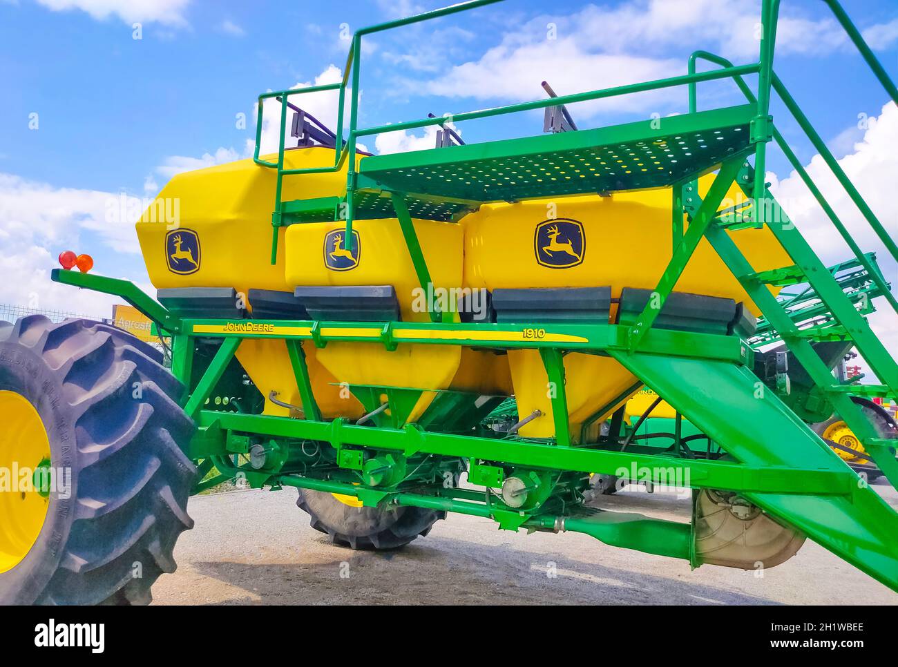 Kiew, Ukraine - 24. August 2020: Pneumatischer Anhänger der pneumatische Saatlader John Deere 1910 ist am 24. August 2020 in Kiew, Ukraine, unterwegs. Landwirtschaftlicher mac Stockfoto