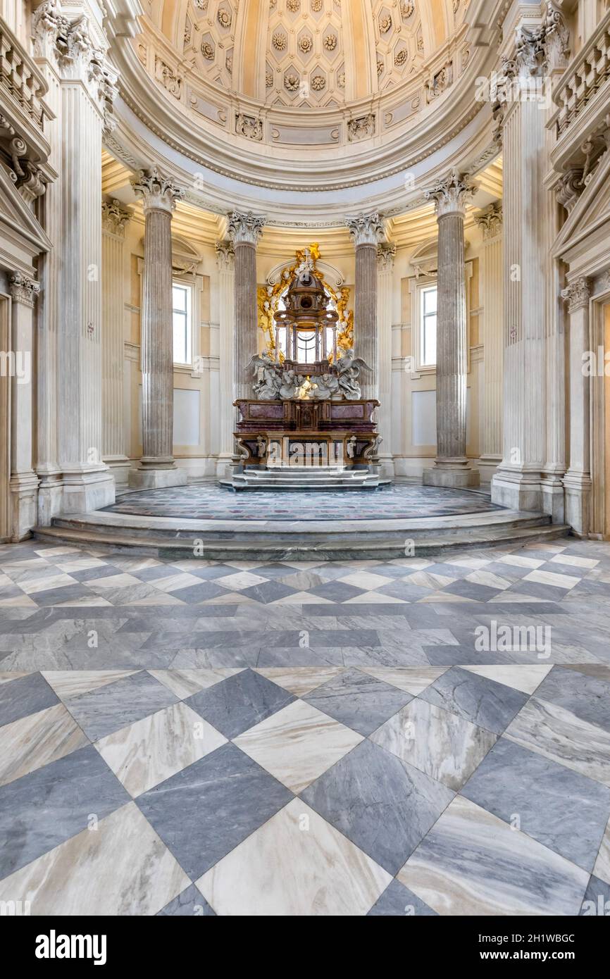 VENARIA REALE, ITALIEN - CA. MAI 2021: Katholischer Altar im Barockstil und Kuppel. Tageslicht. Stockfoto