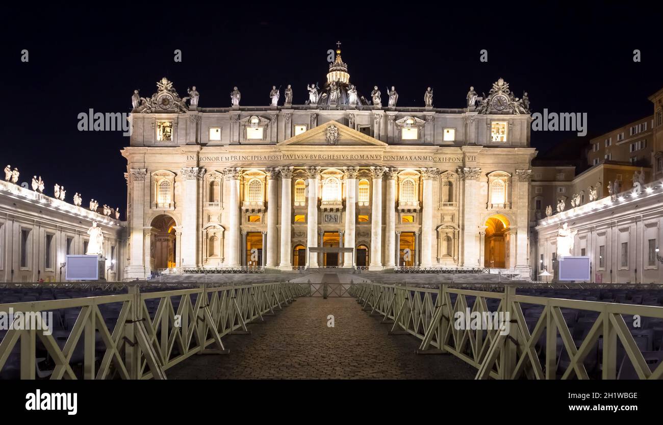 Päpstliche Basilika St. Peter in der Vatikanstadt bei Nacht beleuchtet, entworfen von Michelangelo und Bernini Stockfoto