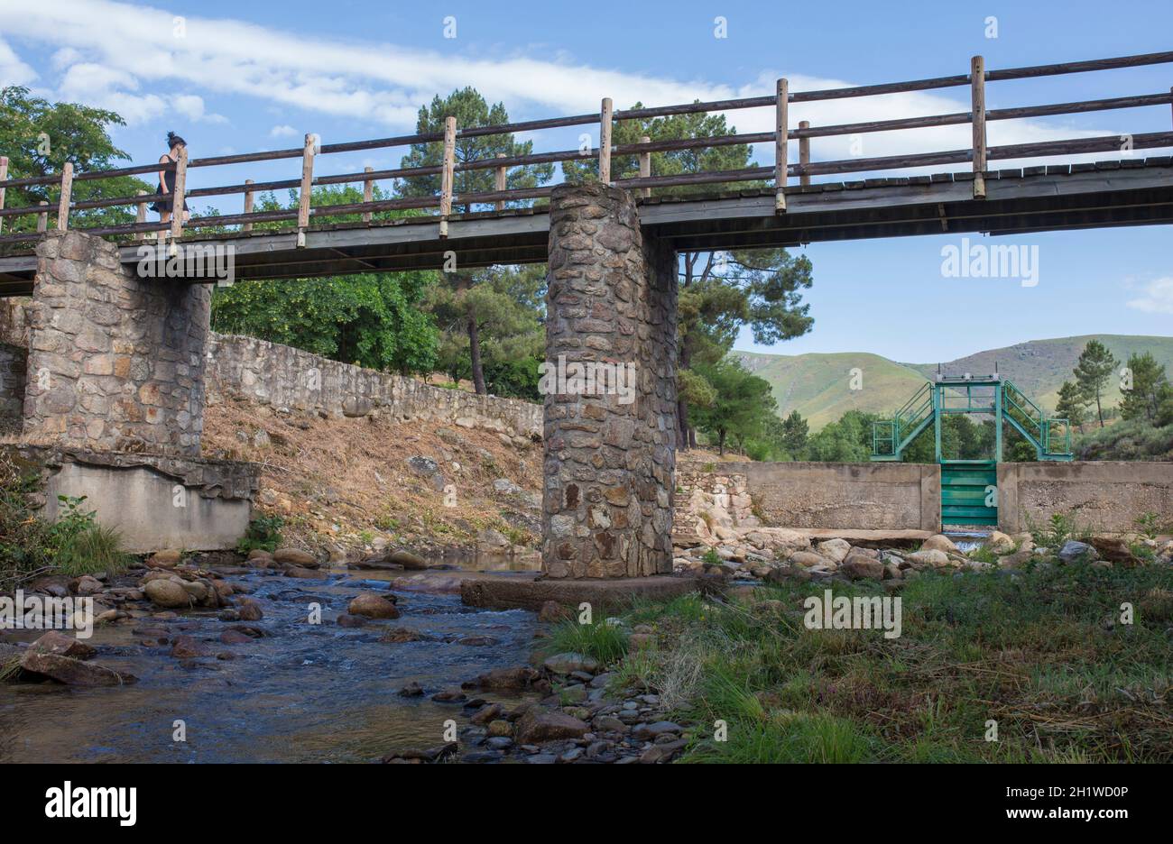 Besucherin über der Acebo Naturschwimmbad-Brücke. Sierra de Gata. Caceres, Extremadura, Spanien Stockfoto