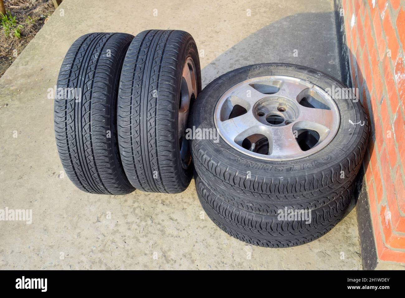 Fahrzeug mit Allradantrieb. Gummireifen. Sommer-Kautschuk für das Auto gesetzt. Stockfoto