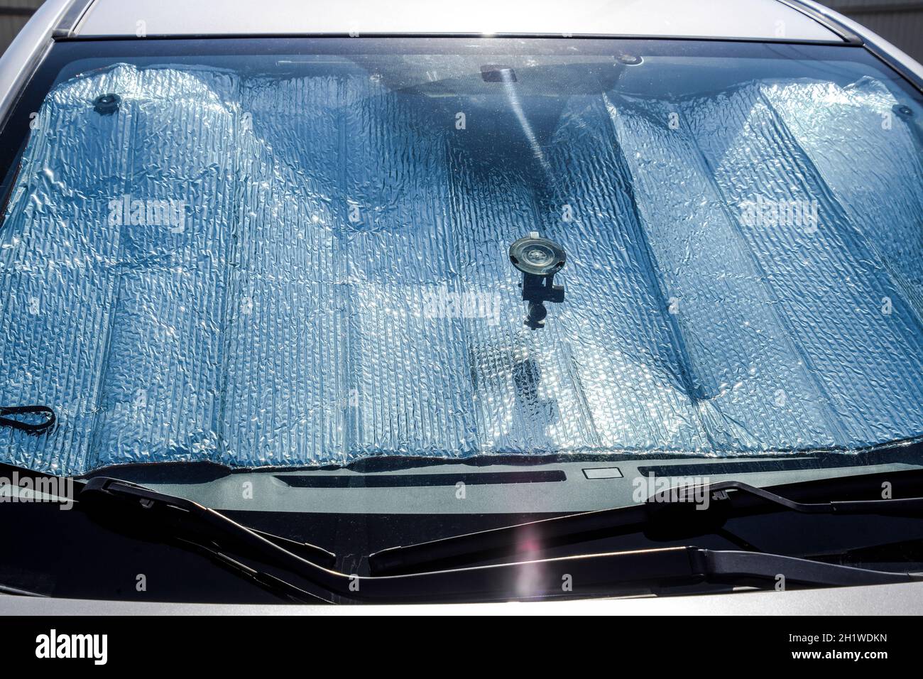 Schutz des Bereichs Auto vor direkter Sonneneinstrahlung. Sonne-Reflektor  Windschutzscheibe Stockfotografie - Alamy