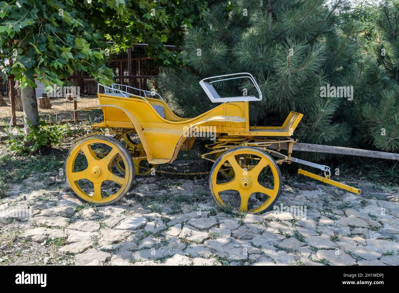 Alten gelben Trainer. Der Wagen ohne Pferd. Stockfoto