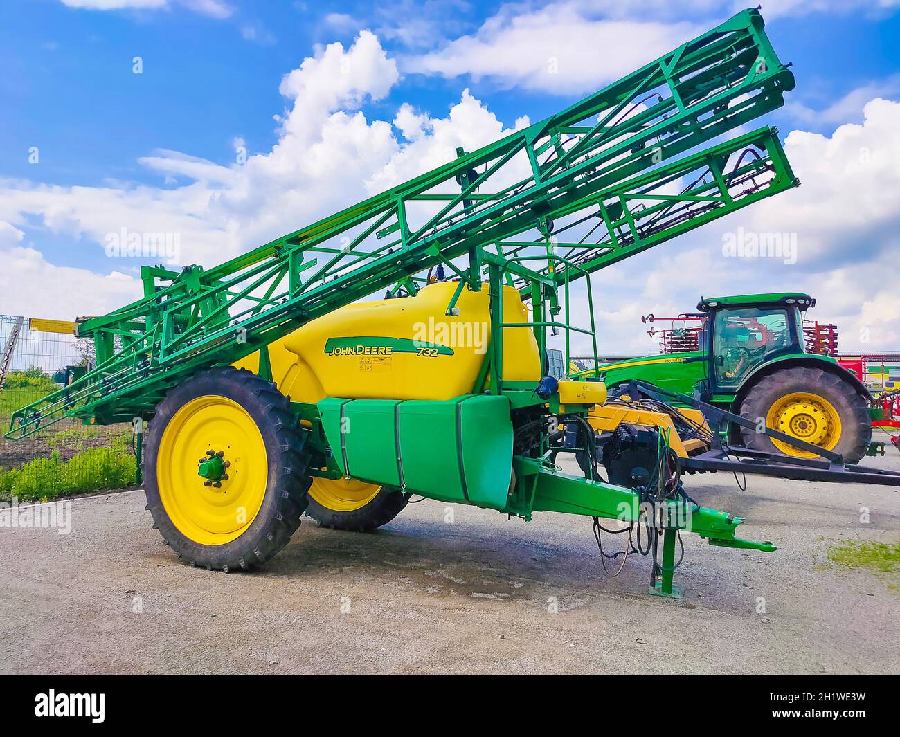 Kiew, Ukraine - 24. August 2020: Pneumatischer Anhänger der pneumatische Saatlader John Deere 1910 ist am 24. August 2020 in Kiew, Ukraine, unterwegs. Landwirtschaftlicher mac Stockfoto
