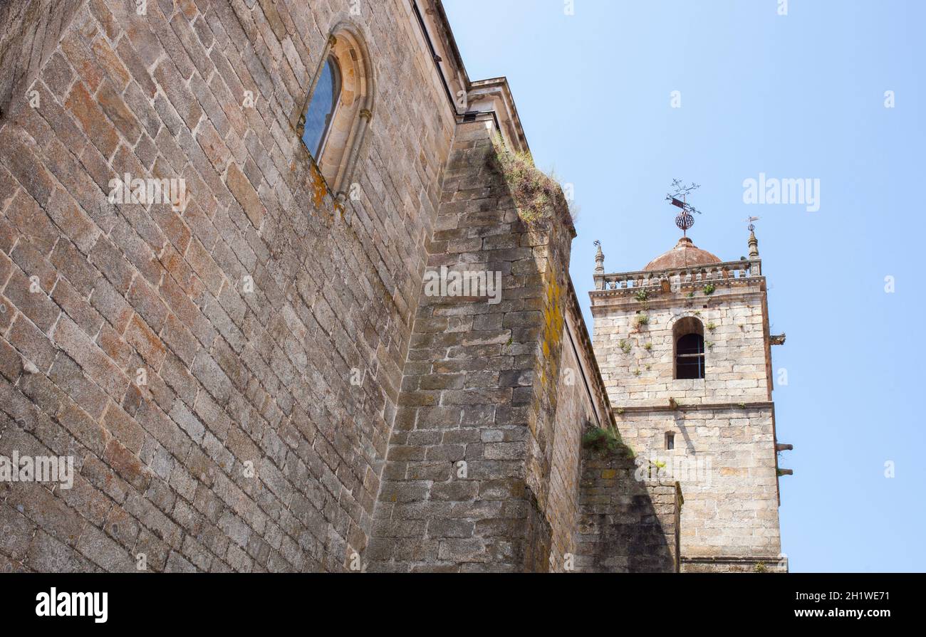 Acebo, schöne kleine Stadt in Sierra de Gata, Caceres, Extremadura, Spanien. Pfarrkirche von Nuestra Senora de los Angeles Stockfoto