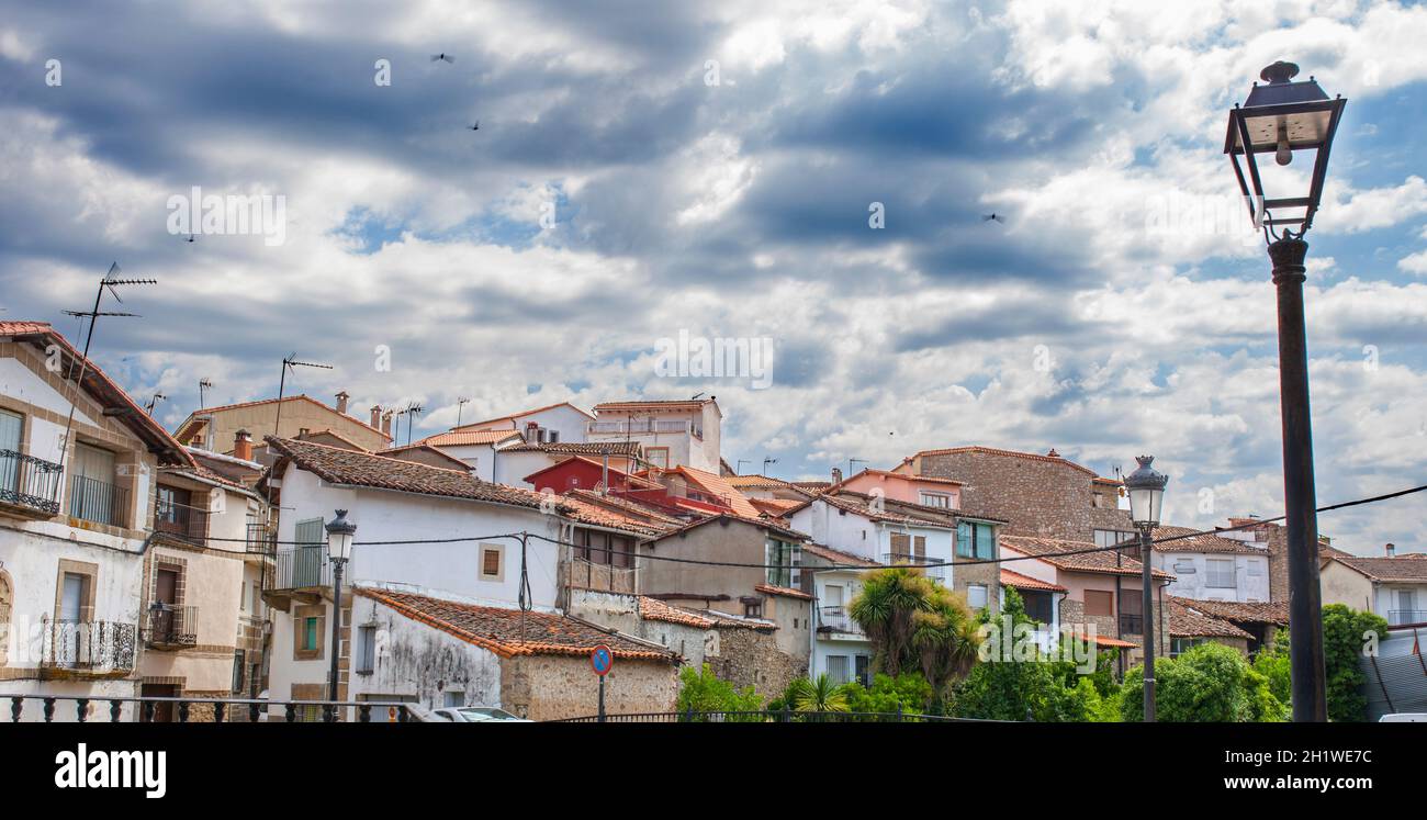 Acebo, schöne kleine Stadt in Sierra de Gata, Caceres, Extremadura, Spanien. Panoramablick auf Weiler Stockfoto