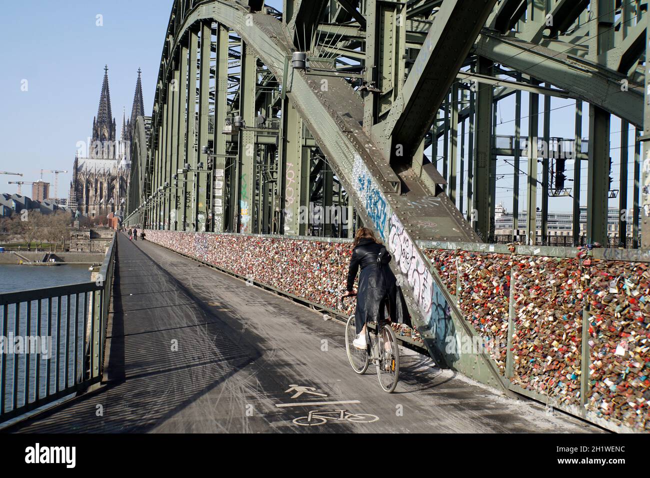 Touristenatraktion Liebessschlösser auf der Hohenzollernbrücke, fast Menschenleer während der Covid 19-Pandemie, Deutschland, Nordrhein-Westfalen, Kö Stockfoto