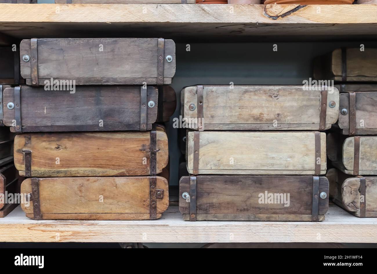 Vintage Holzkisten in einem Regal zum Verkauf in einem Kleiner Laden Stockfoto