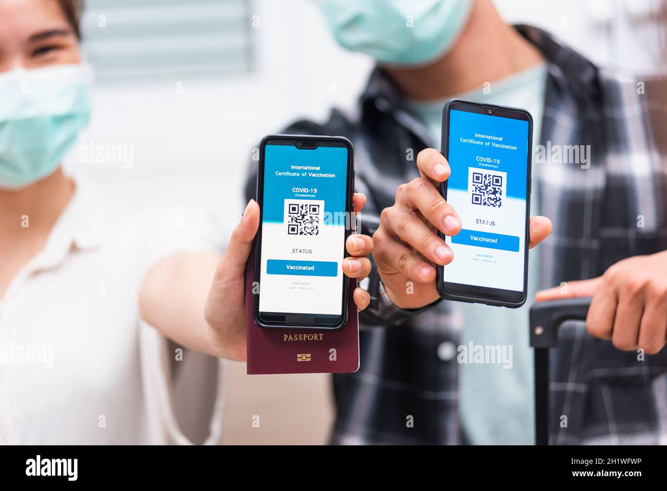 Asiatische junge Paar Frau und Mann bereit zu reisen zeigen digitale Impfstoff Gesundheit Pass Zertifikat App auf dem Smartphone-Bildschirm während Coronavirus pande Stockfoto