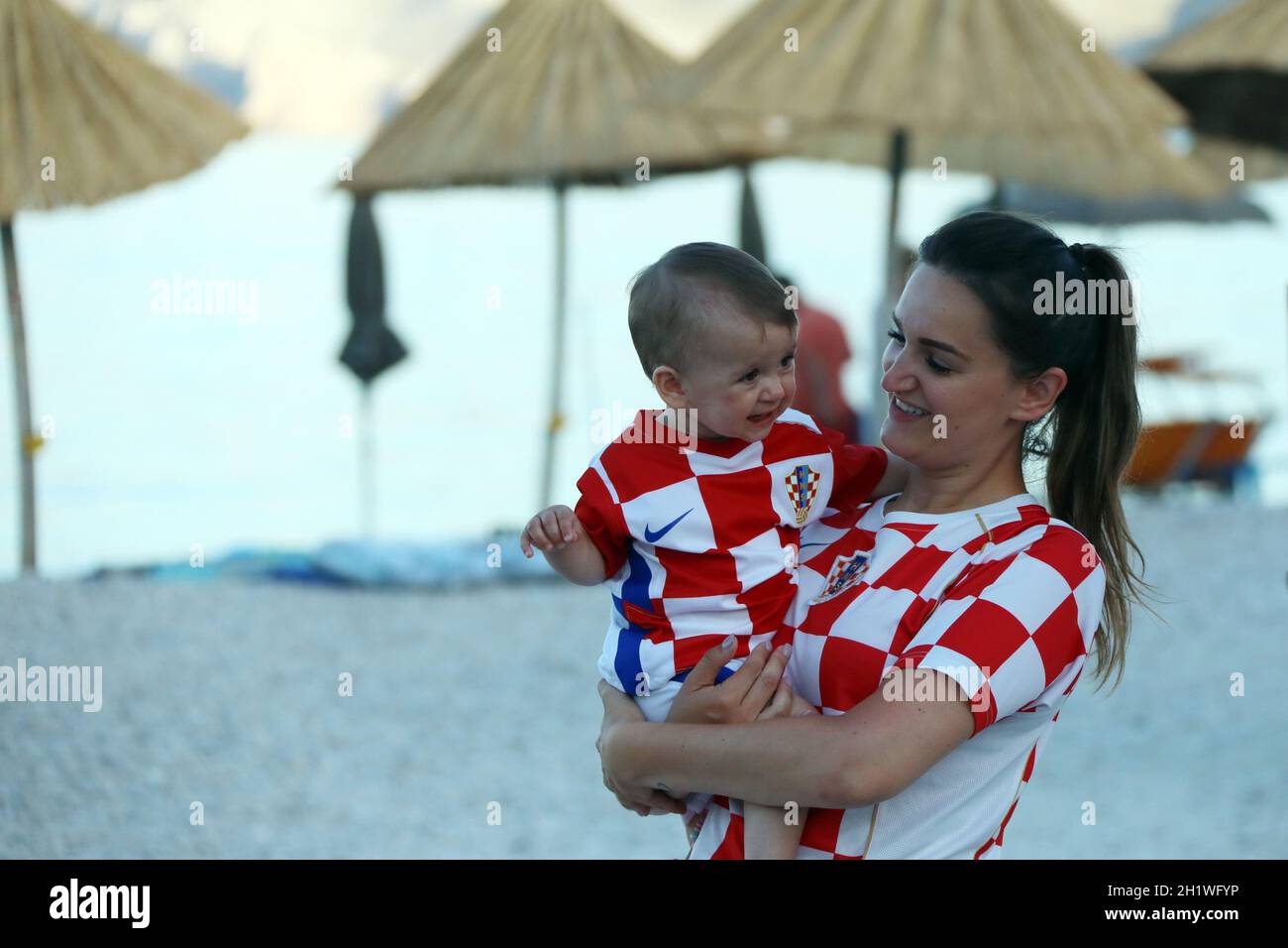 Mutter und Kind in der Strandbar hatten bei der Live-Übertragung der Fussball-EM: Achtelfinale Kroatien vs Spanien trotz des Ausscheidens der eigenen Stockfoto