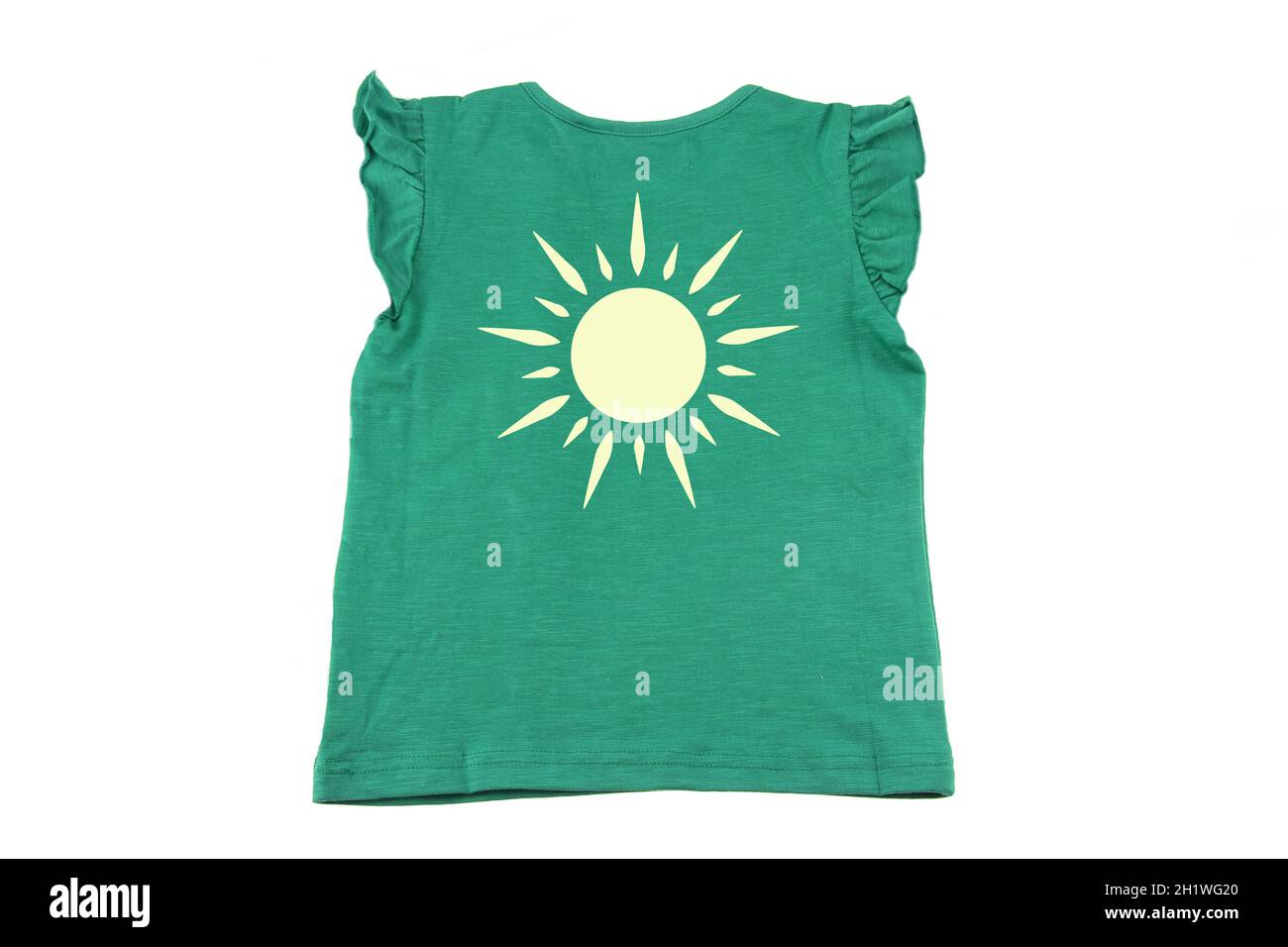Kindertrikot isoliert. Ein modisches für kleine Mädchen farbenfroh grünes ärmelloses T-Shirt mit einem Sonnendruck auf weißem Hintergrund. Konzept e Stockfoto