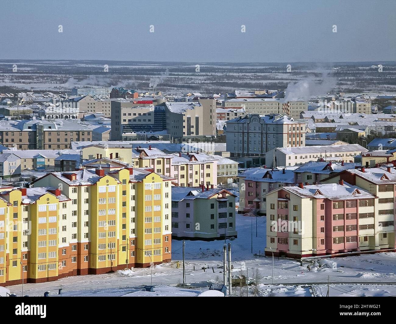 Die nördliche nördliche Stadt Salekhard. Einstöckige Häuser und multi-Geschichte. Frostigen Tag in der nördlichen Arktis Stadt Stockfoto