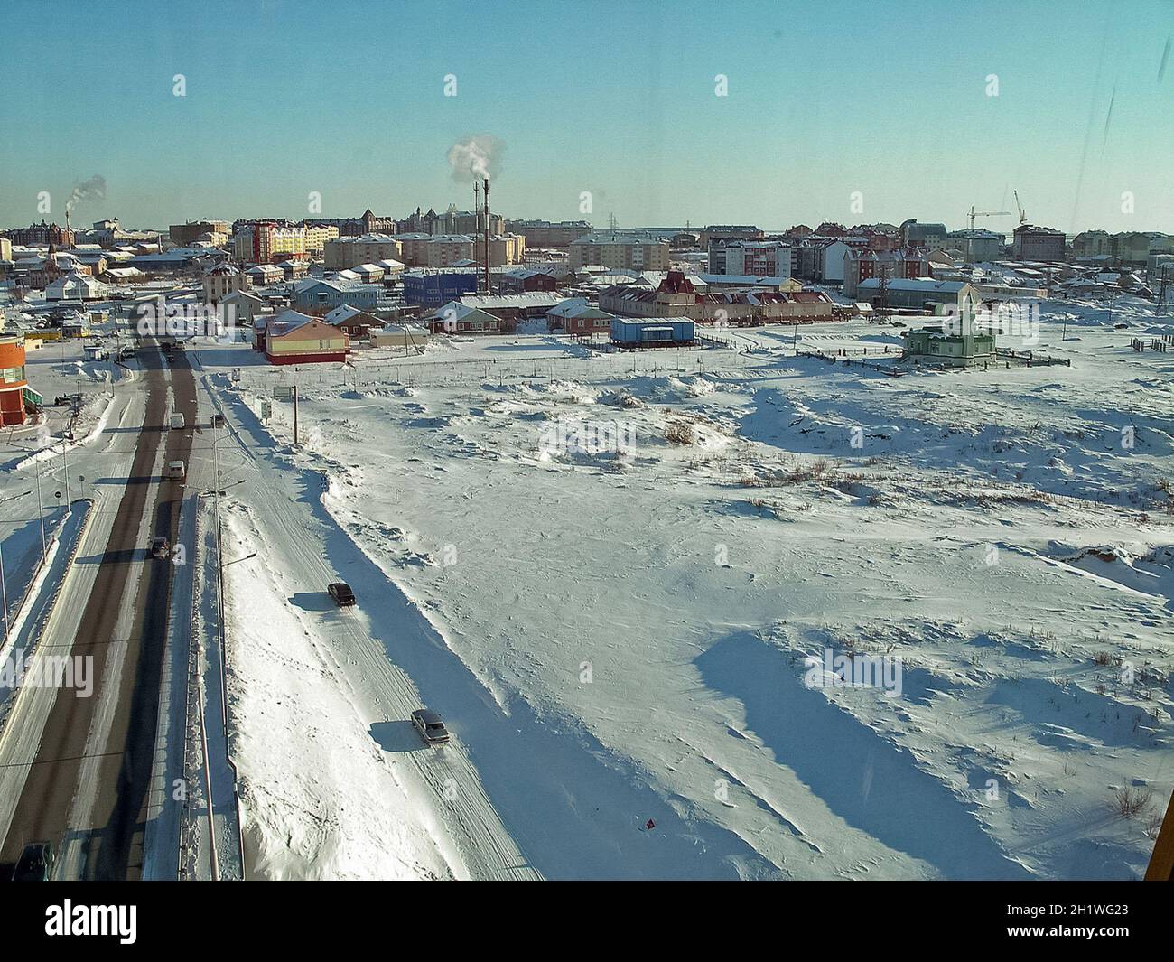 Die nördliche nördliche Stadt Salekhard. Einstöckige Häuser und multi-Geschichte. Frostigen Tag in der nördlichen Arktis Stadt Stockfoto