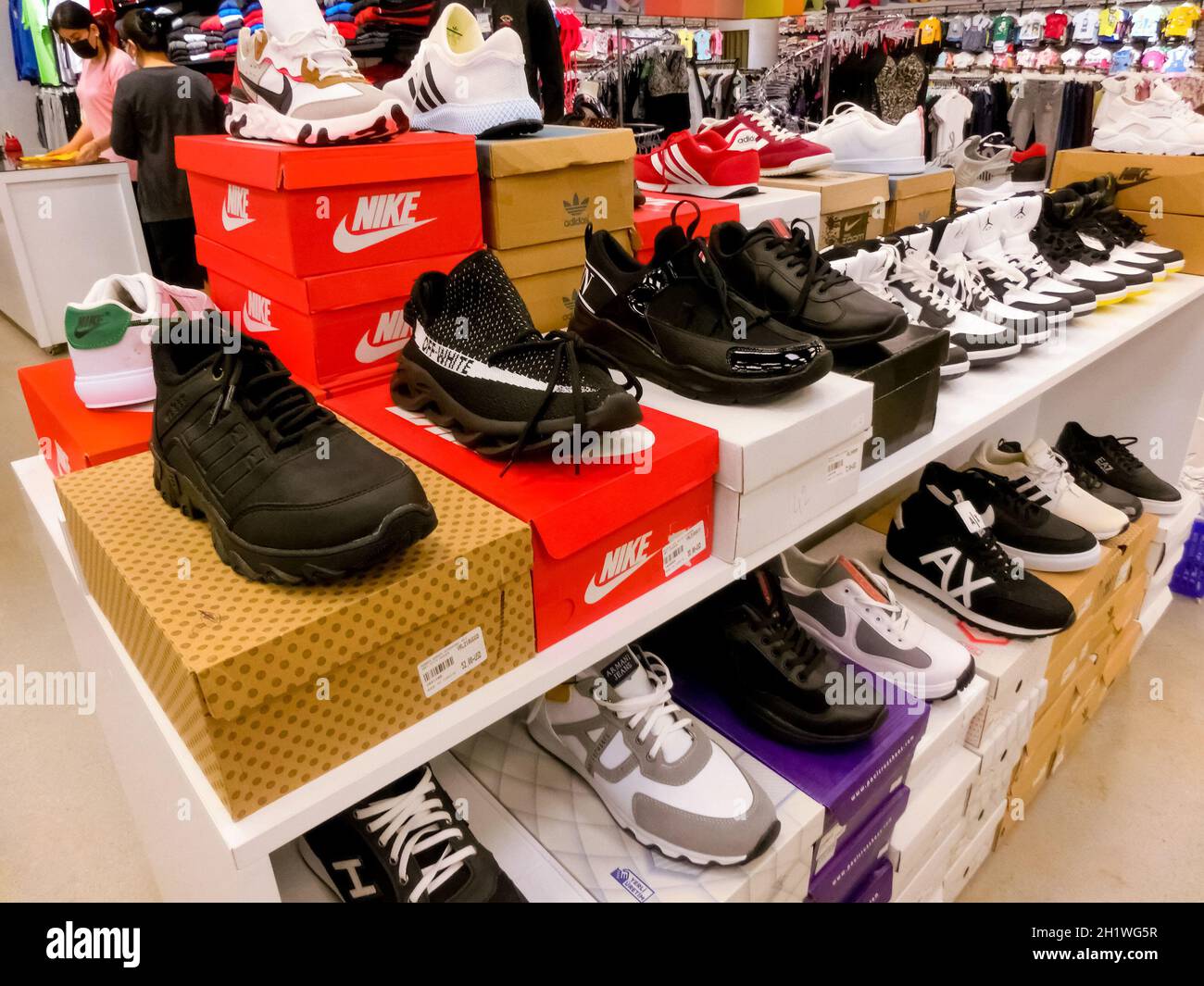 Antalya, Türkei - 11. Mai 2021: Die Sneakers Nike im Shop in Antalya, Türkei  am 11. Mai 2021 Stockfotografie - Alamy