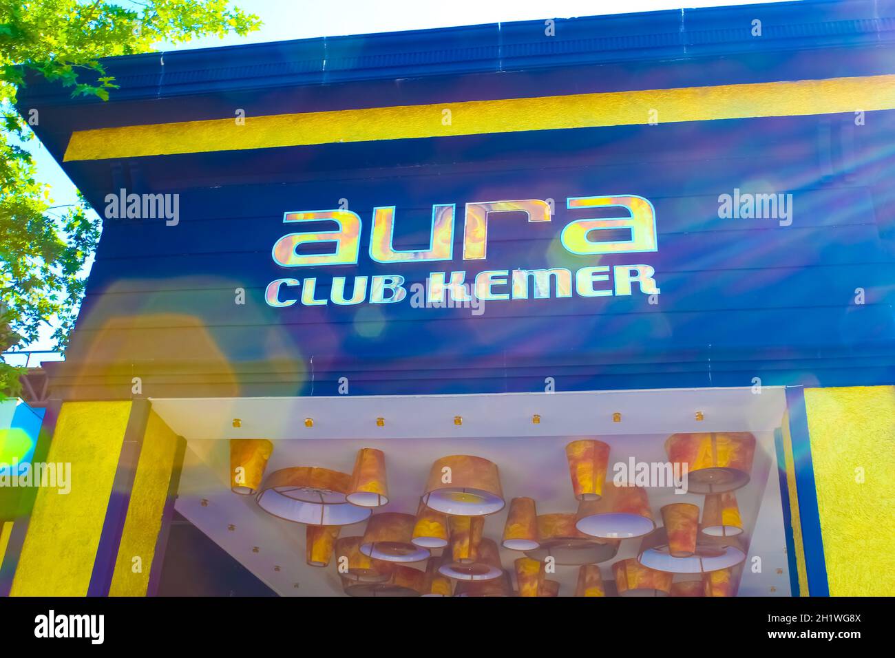 Kemer, Antalya, Türkei - 11. Mai 2021: Freizeit Disco Club Aura in der Stadt Stockfoto