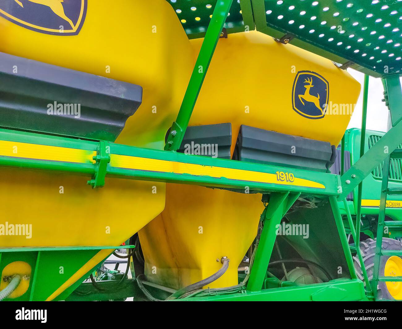 Kiew, Ukraine - 24. August 2020: Pneumatischer Anhänger der pneumatische Saatlader John Deere 1910 ist am 24. August 2020 in Kiew, Ukraine, unterwegs. Landwirtschaftlicher mac Stockfoto