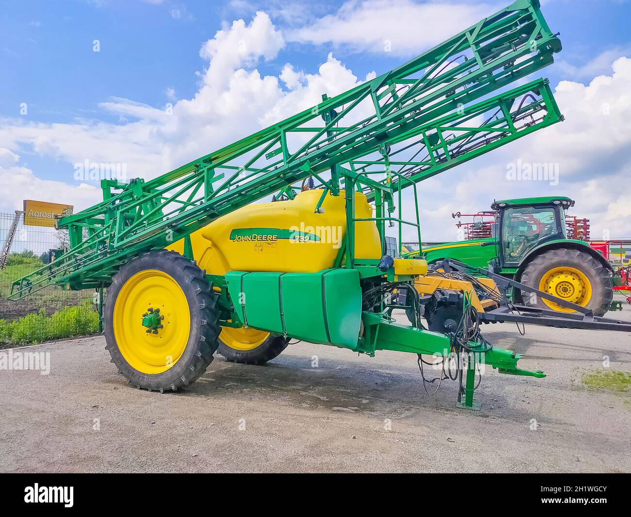 Kiew, Ukraine - 24. August 2020: Pneumatischer Anhänger der pneumatische Saatlader John Deere 1910 ist am 24. August 2020 in Kiew, Ukraine, unterwegs. Landwirtschaftlicher mac Stockfoto