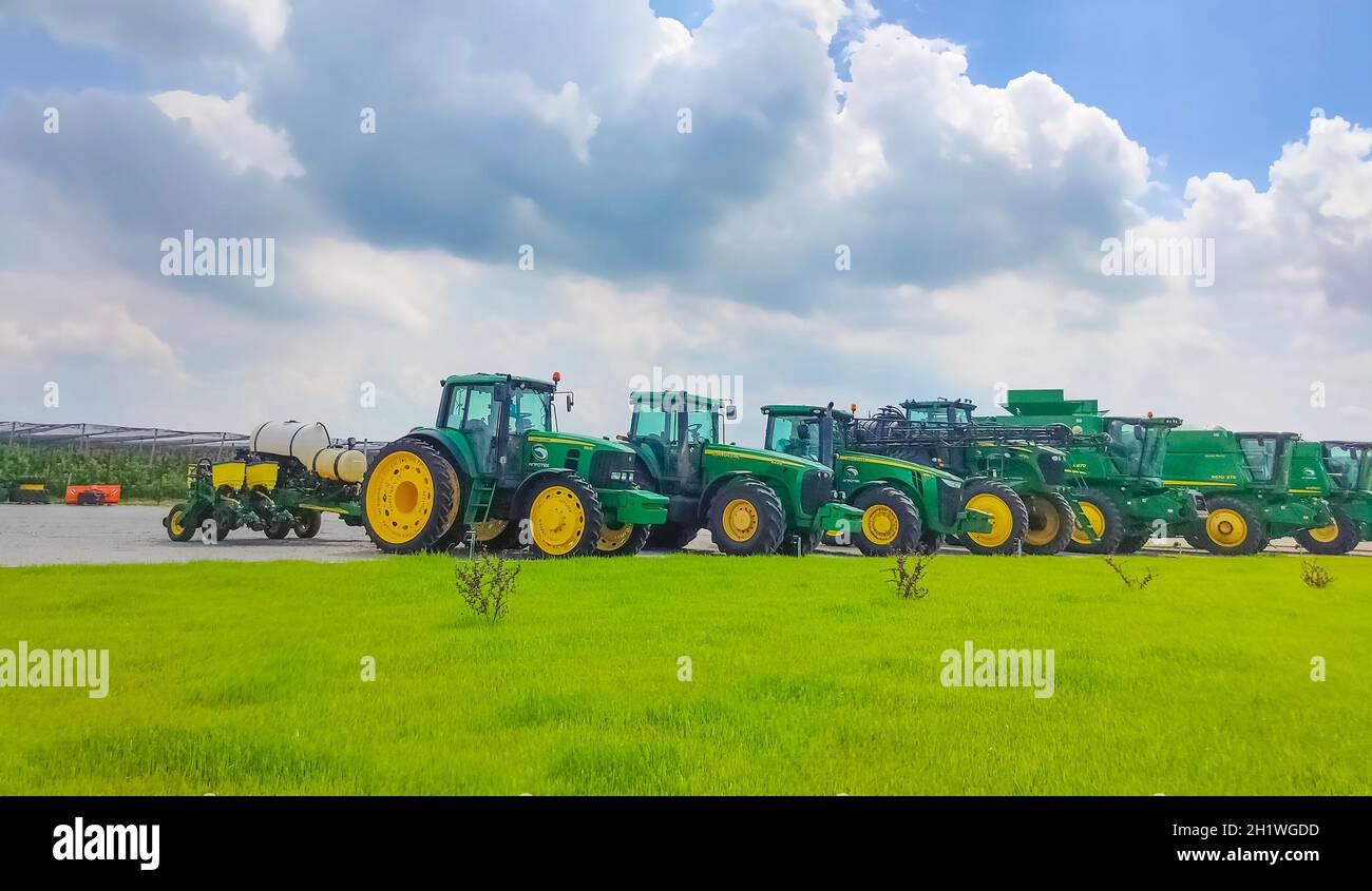Kiew, Ukraine - 16. Juni 2020: Der kraftvolle Traktor John Deer am 16. Juni 2020 in Kiew, Ukraine Stockfoto