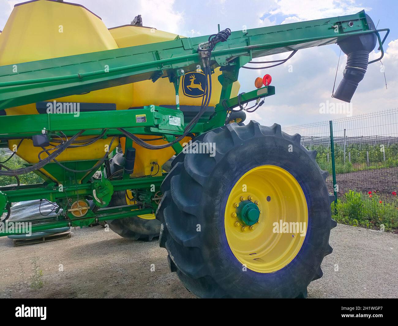 Kiew, Ukraine - 24. August 2020: Pneumatischer Anhänger der pneumatische Saatlader John Deere 1910 ist am 24. August 2020 in Kiew, Ukraine, unterwegs. Landwirtschaftlicher mac Stockfoto