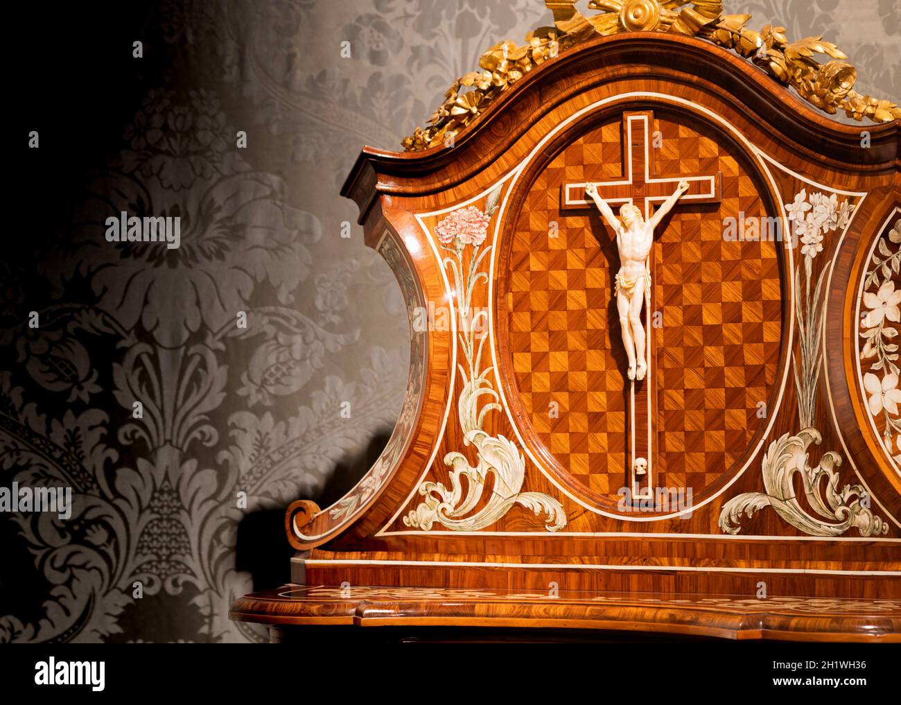 TURIN, ITALIEN - CA. MAI 2021: Altes Kruzifix aus Holz und Elfenbein (1750). Jesus Christus Symbol der Auferstehung und des Lebens nach dem Tod. Stockfoto