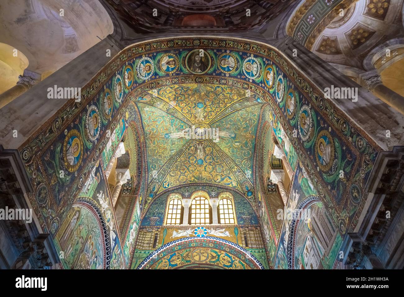 RAVENNA, ITALIEN - UM AUGUST 2020: Historisches byzantinisches Mosaik in der Basilika St. Vitale Stockfoto