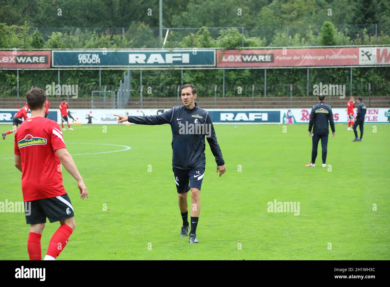 Hier geht´s lang: Julian Schuster (Verbindungsstrainer SC Freiburg) gibt einem Spieler-Anweisungen beim Trainingseinsatz SC Freiburg II, 3. Fußball-Lig Stockfoto