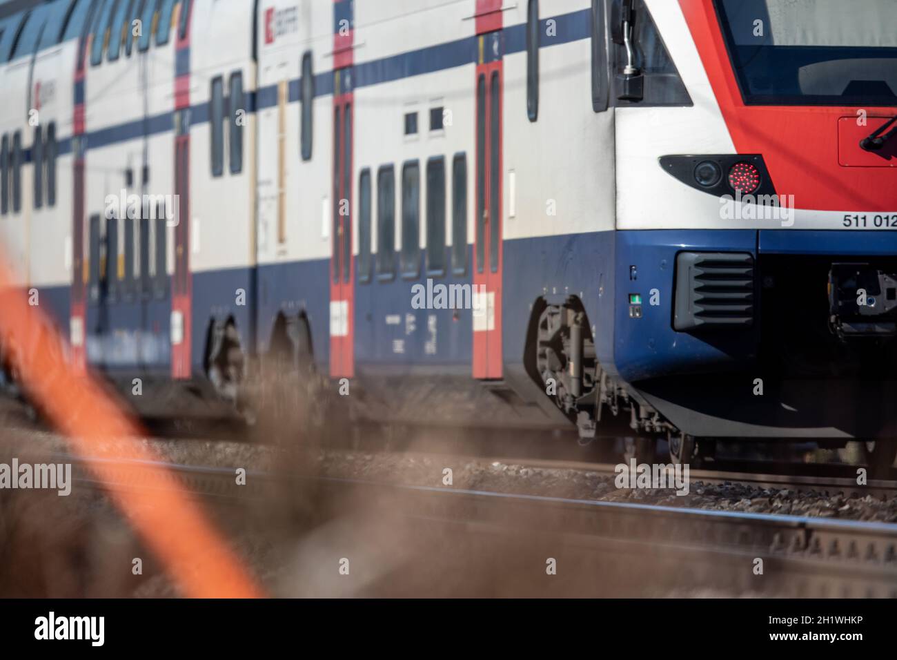 Der S-Zug fährt an einem heißen Sommertag schnell mit einer modernen Eisenbahn und transportiert Pendler Stockfoto