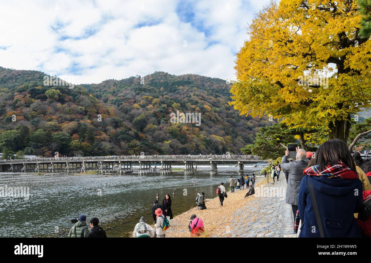 KYOTO, JAPAN -24. NOVEMBER 2016: Togetsukyo-Brücke über den Katsura-Fluss während der Herbstsaison in Arashiyama, Kyoto, Japan Stockfoto