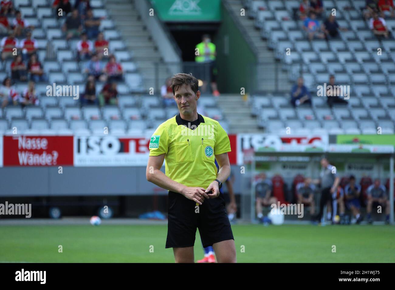 Schiedsrichter Matthias Jöllenbeck (SV Weiltertal) beim Fußball-Testspiel: SC Freiburg - 1. DIE DFL-VORSCHRIFTEN DES FC SAARBRÜCKEN VERBIETEN JEDE VERWENDUNG VON PHOT Stockfoto